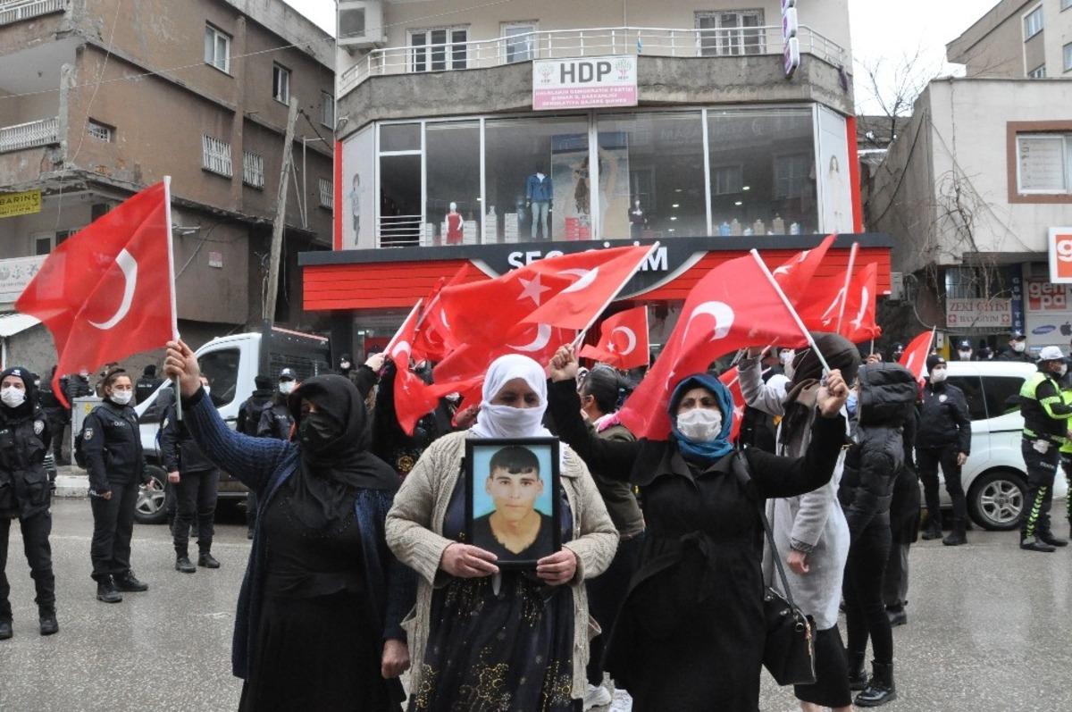 Şırnak&rsquo;ta acılı anneler &rsquo;Kahrolsun PKK&rsquo; sloganları ile evlatlarını HDP&rsquo;den istedi