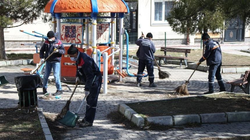K&uuml;tahya&rsquo;da park ve bah&ccedil;elerde temizlik