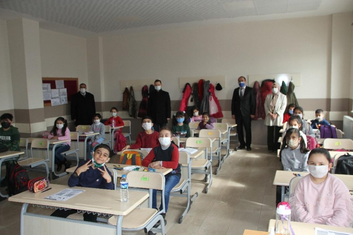 Kaymakam Demirer&rsquo;den okul ziyareti