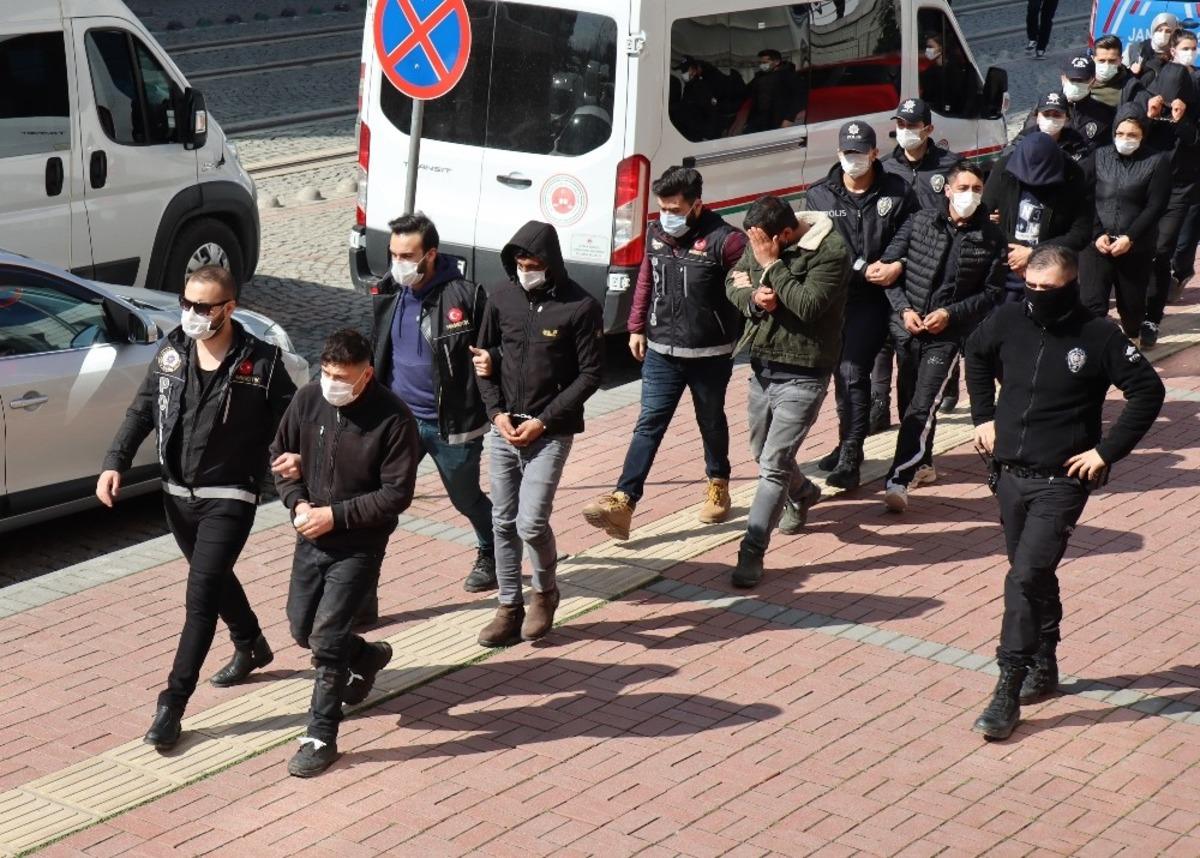 Gen&ccedil;leri zehirleyen torbacılara operasyon: 8 g&ouml;zaltı