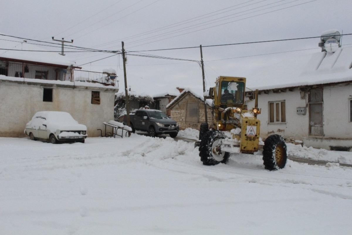 Karla kaplanan yollar a&ccedil;ılıyor