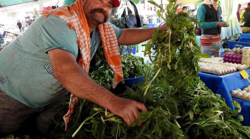 Otlara fısıldayan adam! Minik pala, tezgahından şifa dağıtıyor