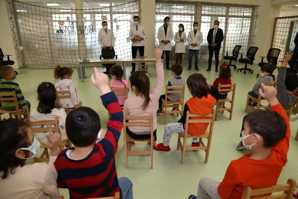 Minik &ouml;ğrenciler ağız ve diş taramasından ge&ccedil;ti