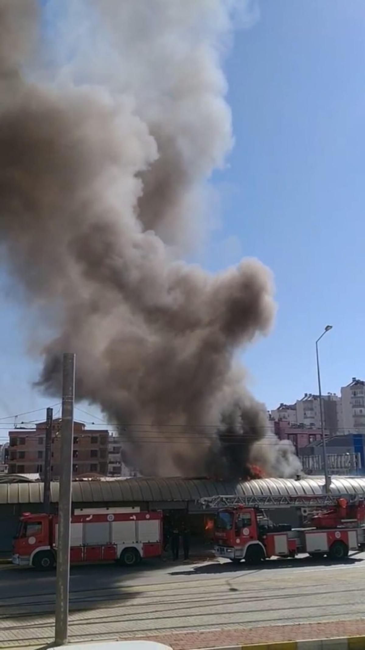 Antalya&rsquo;da  boşaltılan festival &ccedil;arşısında korkutan yangın