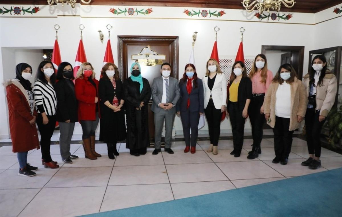 Kadın gazetecilerden Vali &Ccedil;i&ccedil;ek&rsquo;e ziyaret