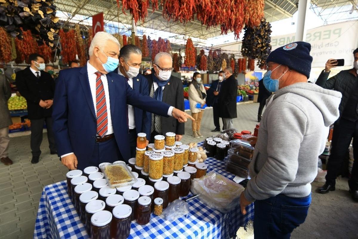 Başkan G&uuml;r&uuml;n&rsquo;den pazarda Korona vir&uuml;s denetimi