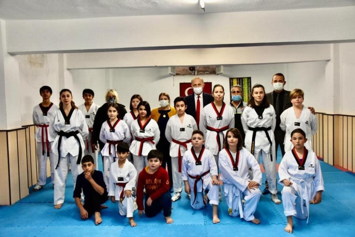 Başkan Atabay gen&ccedil; tekvandocularla g&ouml;r&uuml;şt&uuml;