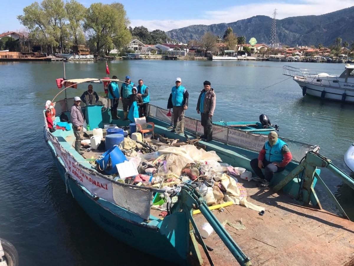 Dalyan Kanalı ve K&ouml;yceğiz G&ouml;l&uuml;&rsquo;nde temizlik &ccedil;alışmalarına devam ediyor