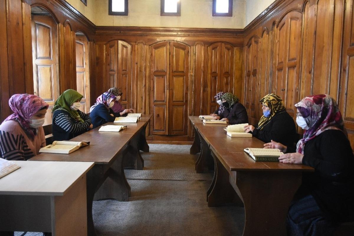 Kadınlar Şahinbey&rsquo;in kurslarında Kuran-ı Kerim okumayı &ouml;ğreniyor