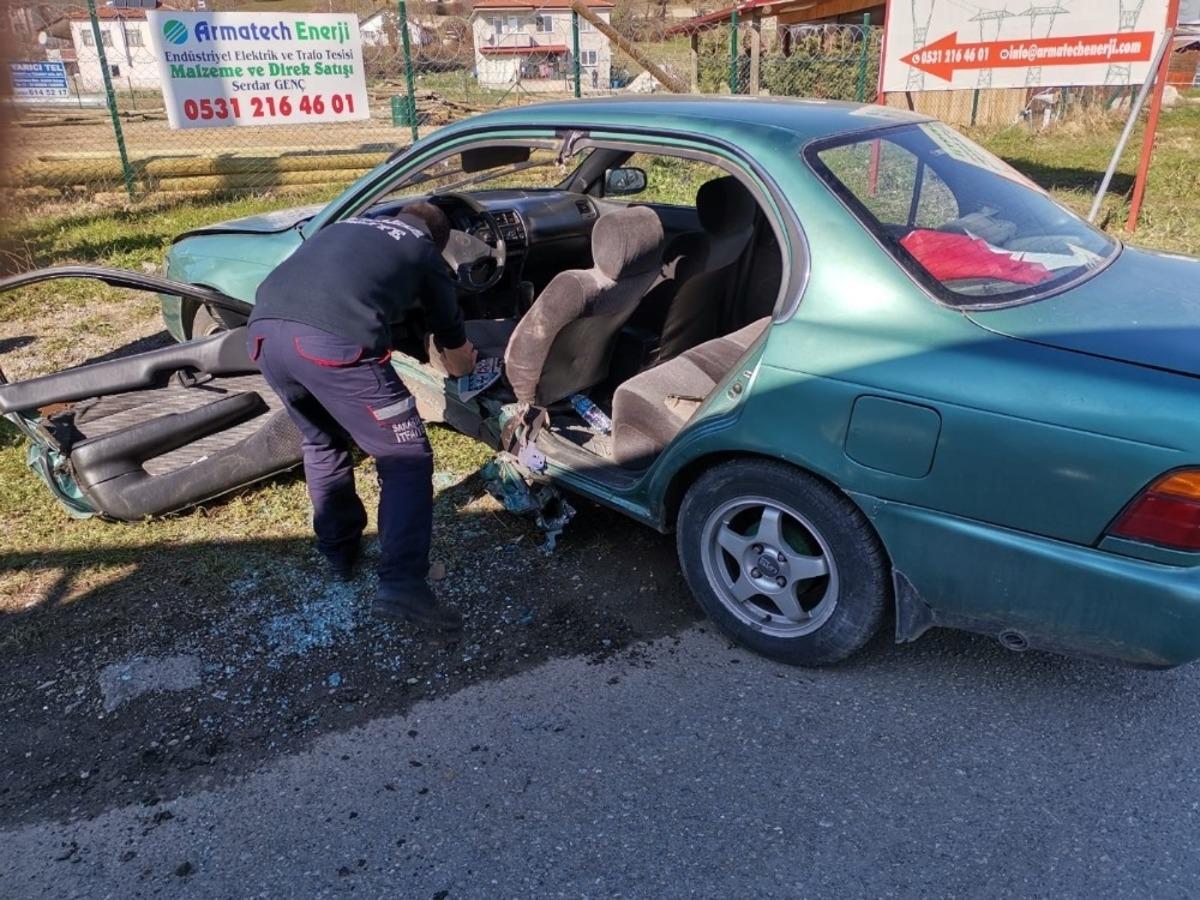 Kontrolden &ccedil;ıkarak ref&uuml;je &ccedil;arpan ara&ccedil; i&ccedil;erisinde sıkıştı
