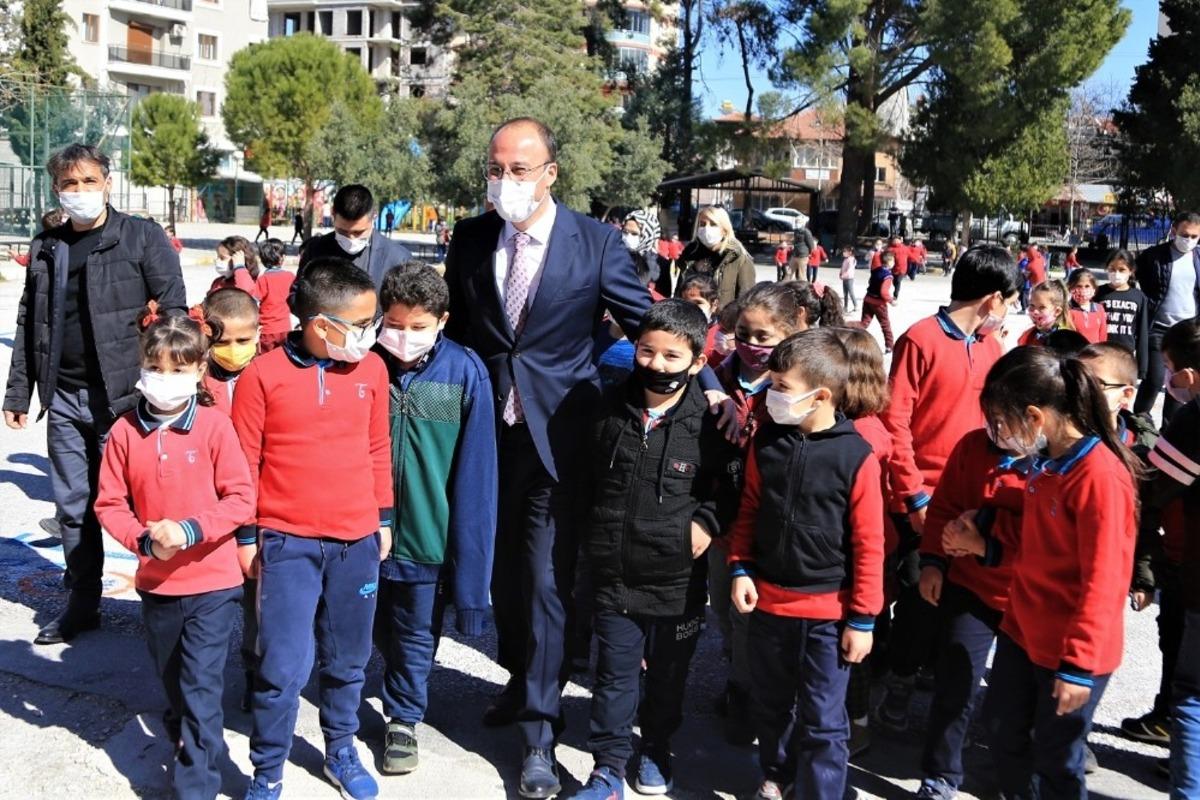 Pamukkale Belediyesinden 20 bin &ouml;ğrenciye dergi s&uuml;rprizi