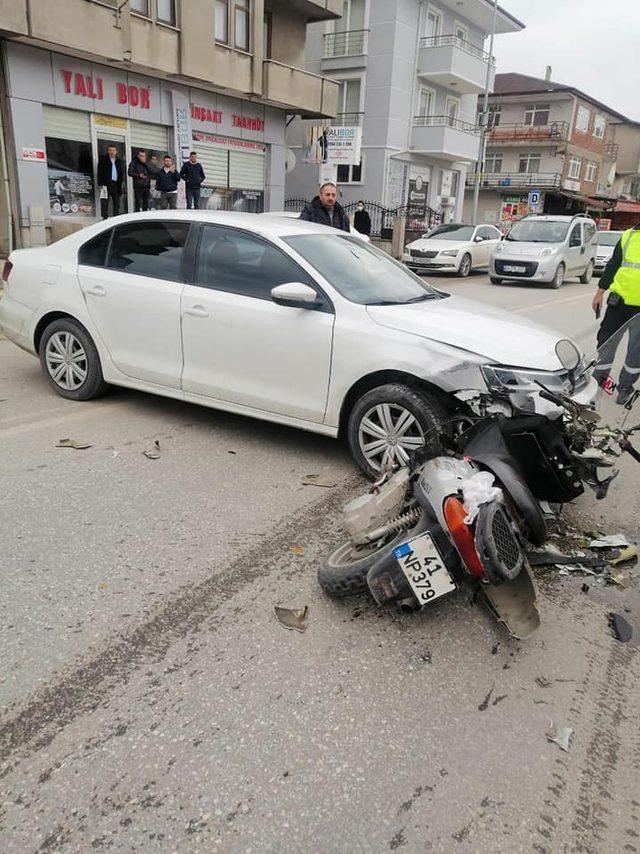 Motosiklet sürücüsü, kaskı sayesinde kazayı hafif yaralı atlattı