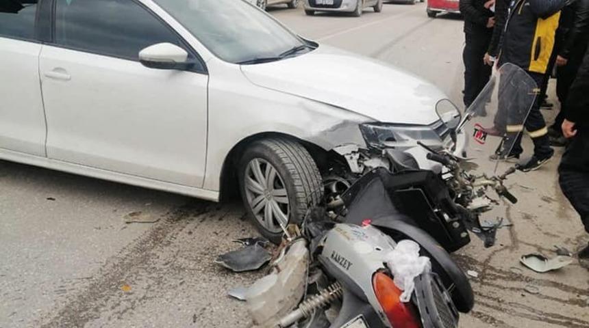 Motosiklet s&uuml;r&uuml;c&uuml;s&uuml;, kaskı sayesinde kazayı hafif yaralı atlattı