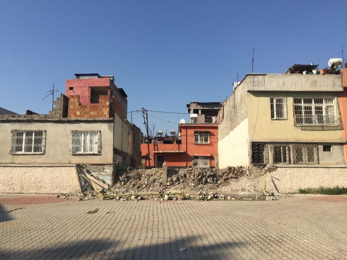 Okulda devrilen duvarın altında kalarak &ouml;ld&uuml;
