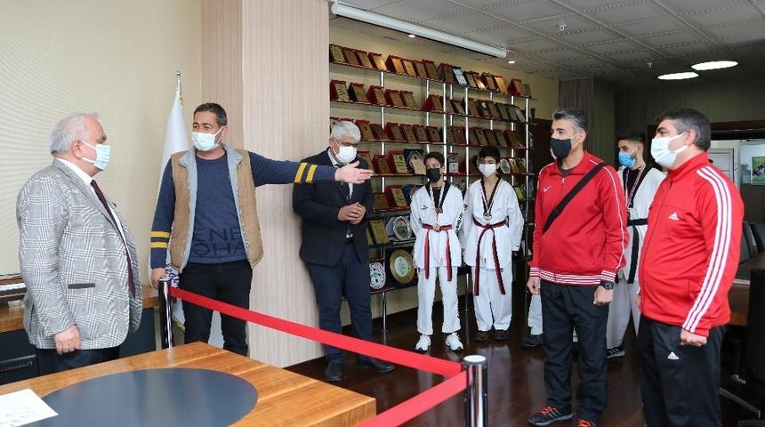 Tollu&rsquo;dan şampiyona yolcusu sporculara destek