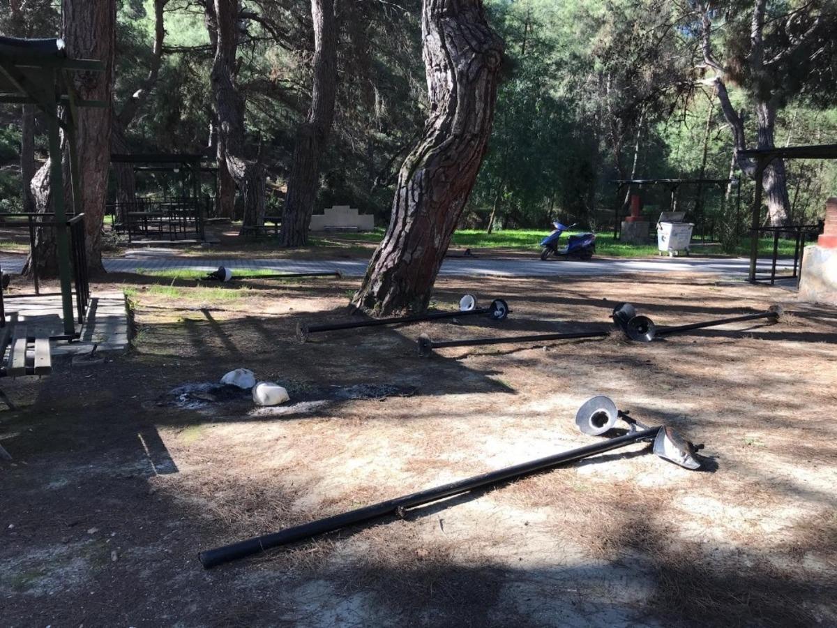 Kaş&rsquo;ta kimliği belirsiz kişiler parkı tahrip eti