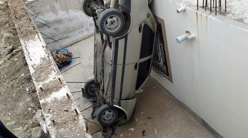 Vitesleri karıştırınca otomobiliyle bahçeye uçtu