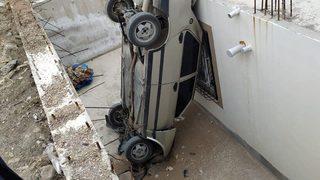 Vitesleri karıştırınca otomobiliyle bahçeye uçtu