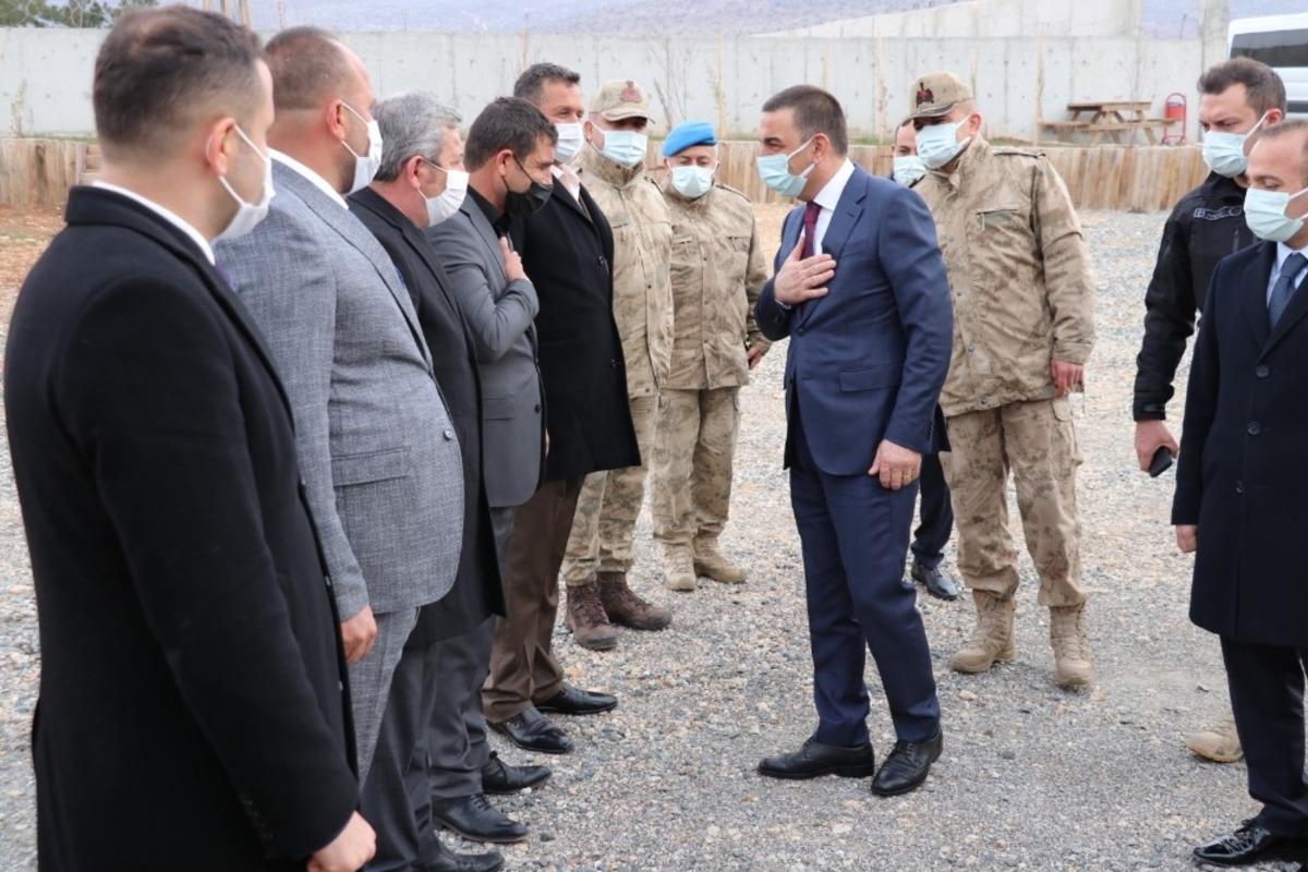 Vali Hacıbektaşoğlu k&ouml;ylerde vatandaşlarla bir araya gelip &ouml;ğrencilere hediyeler dağıttı