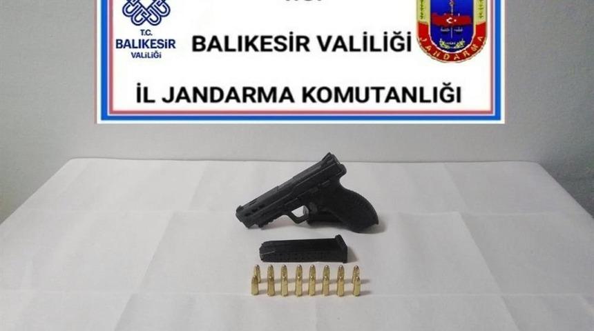 Balıkesir’de jandarma 24 aranan şahsı yakaladı