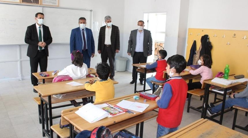 Müdür Tunçmen, okullarda incelemede bulundu