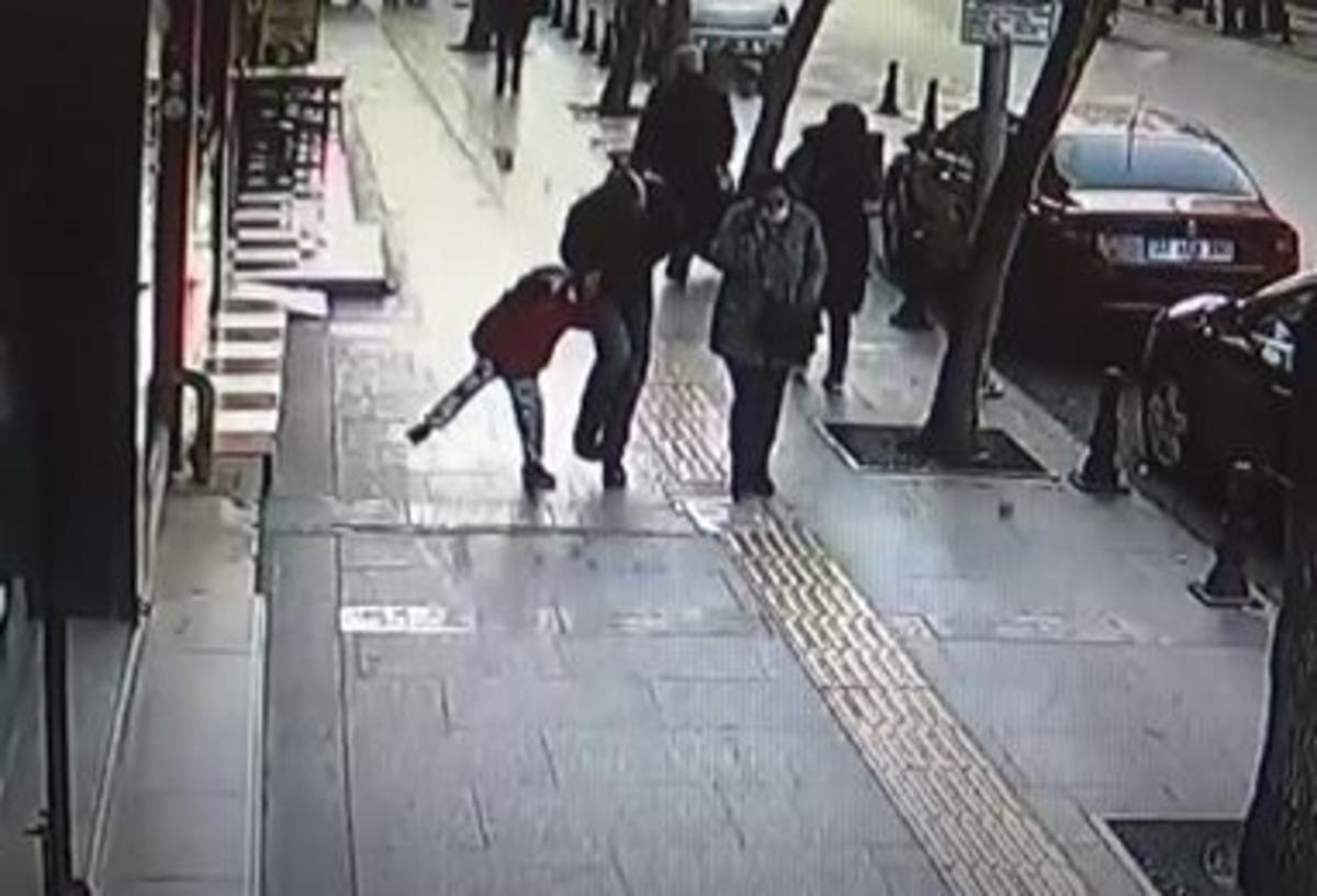 Kaldırımda y&uuml;r&uuml;yen &ccedil;ocuğun &uuml;zerine taş d&uuml;şt&uuml;