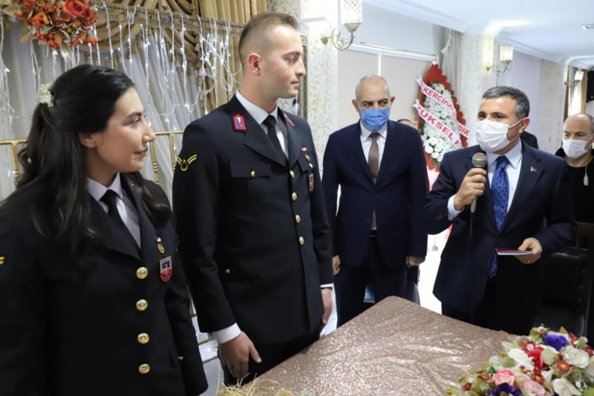 Astsubay &ccedil;ift nikahlarına &uuml;niformaları ile katıldı