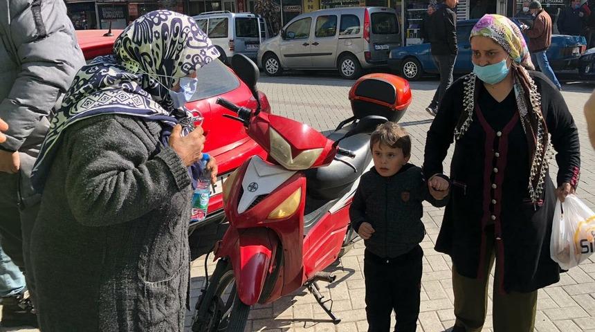 Torununu kaybettiğini sanan babaanne i&ccedil;in esnaf seferber oldu