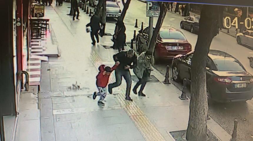 Korku dolu anlar! Binadan kopan taşlar çocuğun başına düştü