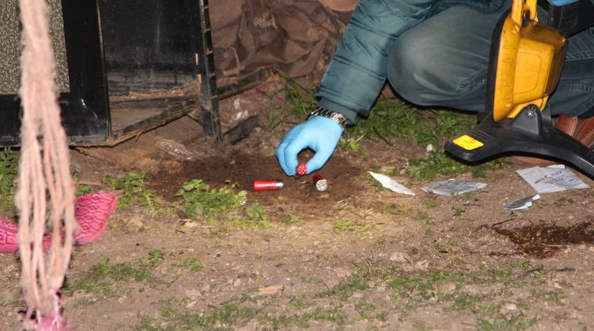 Husumetlisine ateş ederken kazara önüne geçen karısını vurdu