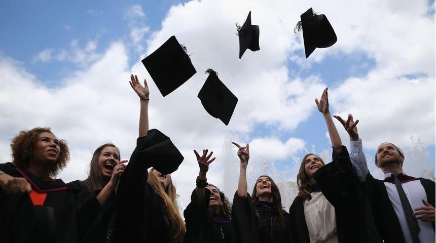 İngiltere'de mezun olan yabancı &ouml;ğrenciler &ccedil;alışmak i&ccedil;in 2 yıl daha kalabilecek