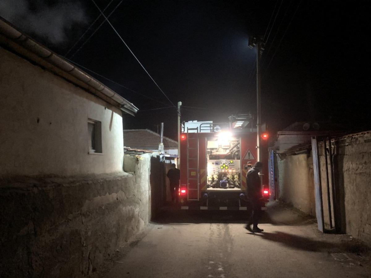 M&uuml;stakil evin &ccedil;atısında &ccedil;ıkan yangın s&ouml;nd&uuml;r&uuml;ld&uuml;