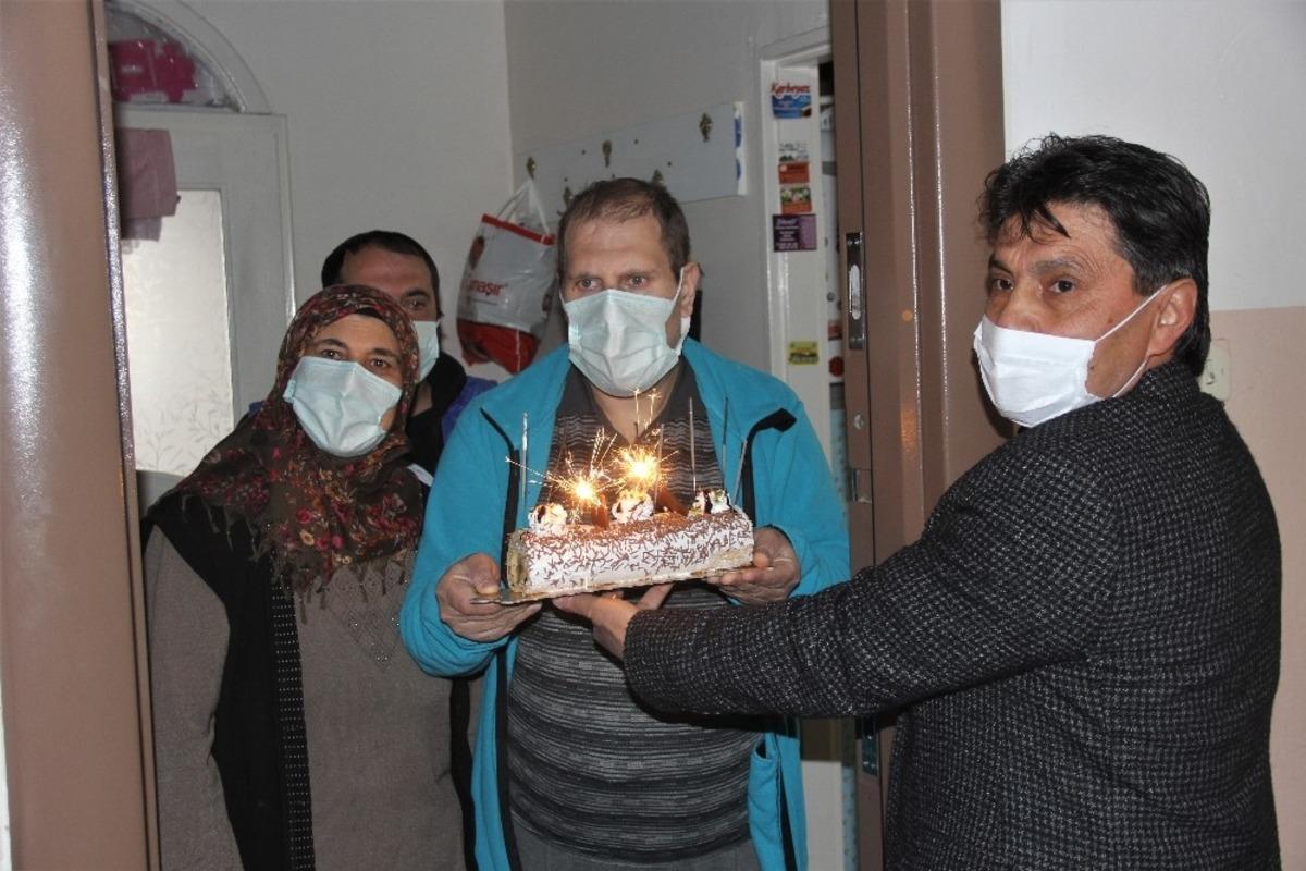 Muhtardan, engelli kardeşlere doğum g&uuml;n&uuml; s&uuml;rprizi