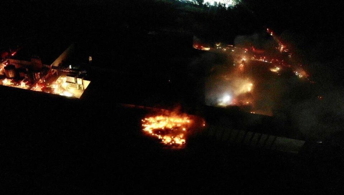 Tuzla&rsquo;da yangın &ccedil;ıkan fabrika havadan g&ouml;r&uuml;nt&uuml;lendi