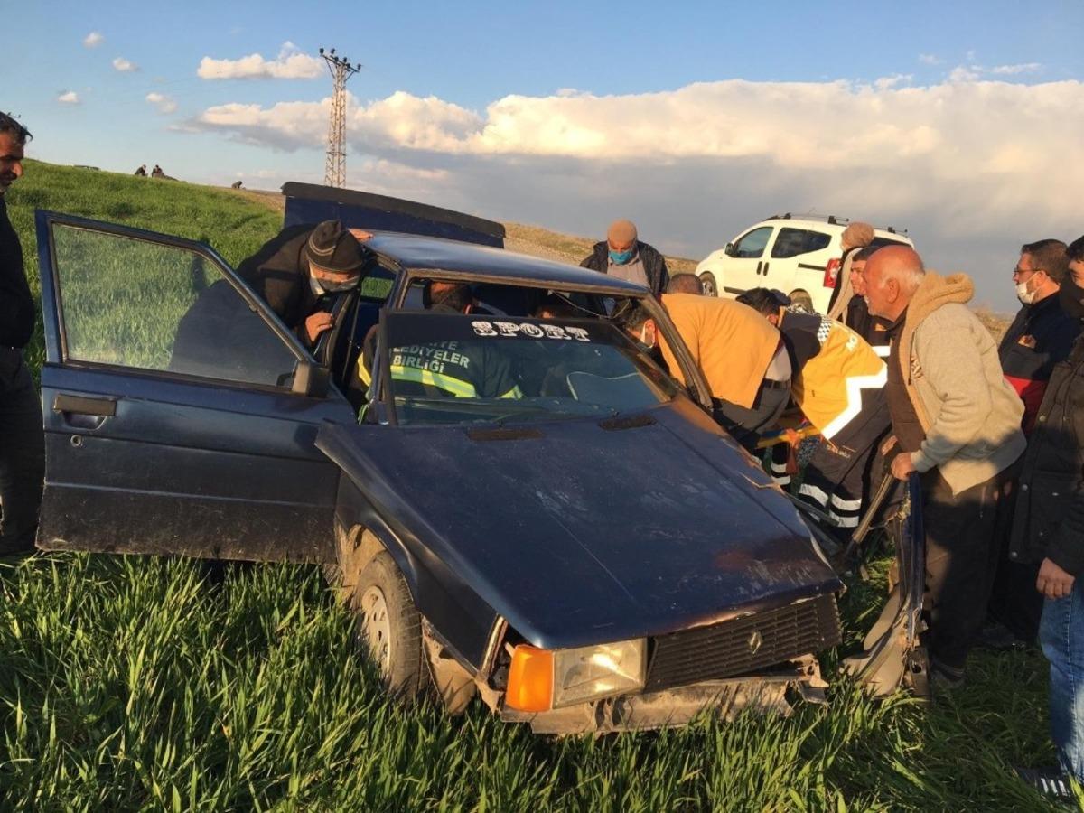Adıyaman&rsquo;da iki otomobil kafa kafaya &ccedil;arpıştı: 1&rsquo;i ağır 3 yaralı