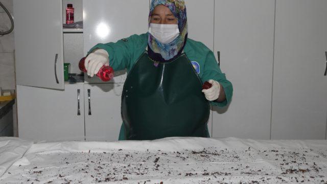 Yılda binlerce ölü yıkıyorlar! ''Cenazenin bana zararı yok ahiretim için çalışıyorum''