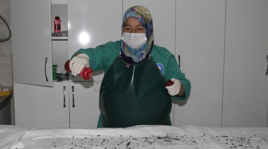 Yılda binlerce ölü yıkıyorlar! ''Cenazenin bana zararı yok ahiretim için çalışıyorum''