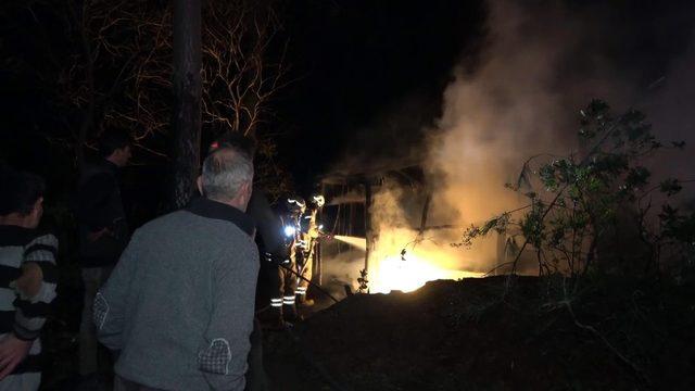 Arnavutk&ouml;y&rsquo;de orman iş&ccedil;ilerinin kaldığı barınak yandı: 1 iş&ccedil;i yaralandı 1