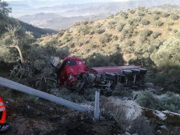 Kontrolden çıkan kamyon uçurumdan yuvarlandı: 1 ölü G1