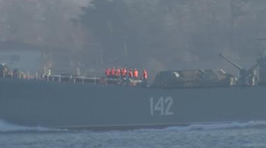 Rus savaş gemisi İstanbul Boğazı'ndan geçti! Askerlerin görüntüsü dikkat çekti