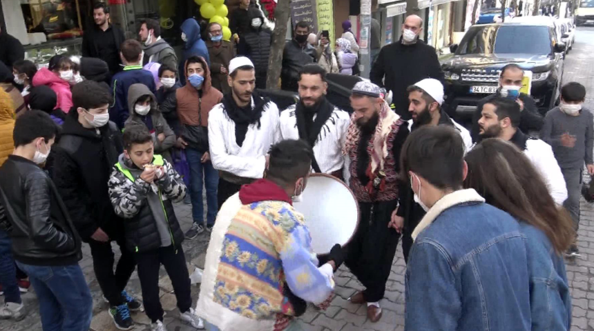 Avcılar'da şaşkına çeviren açılış! Türkçe ve Arapça müzik eşliğinde halay çekildi