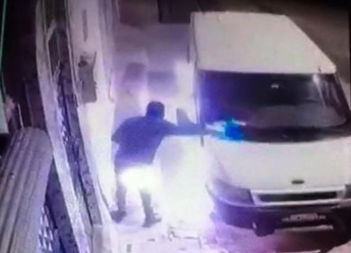 Şanlıurfa&rsquo;da minib&uuml;s&uuml;n kundaklanma anı kamerada
