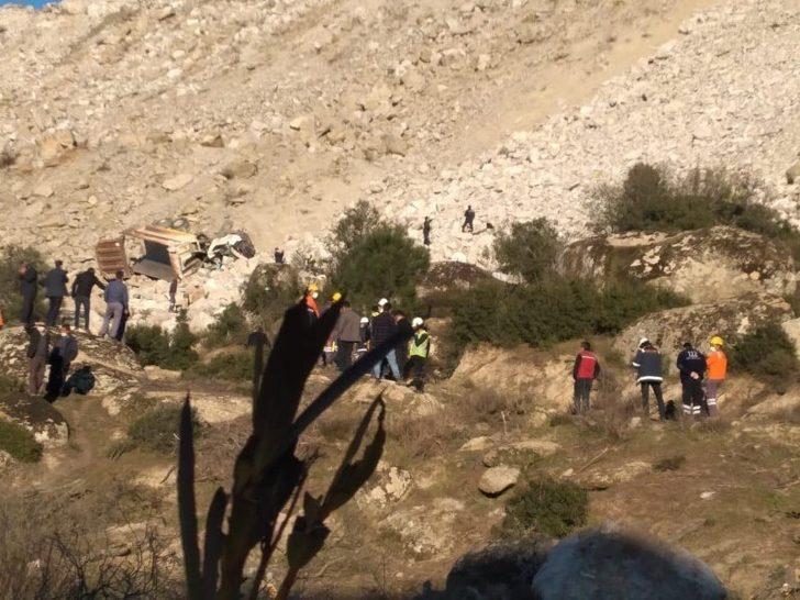 Kontrolden çıkan kamyon uçurumdan yuvarlandı: 1 ölü G3