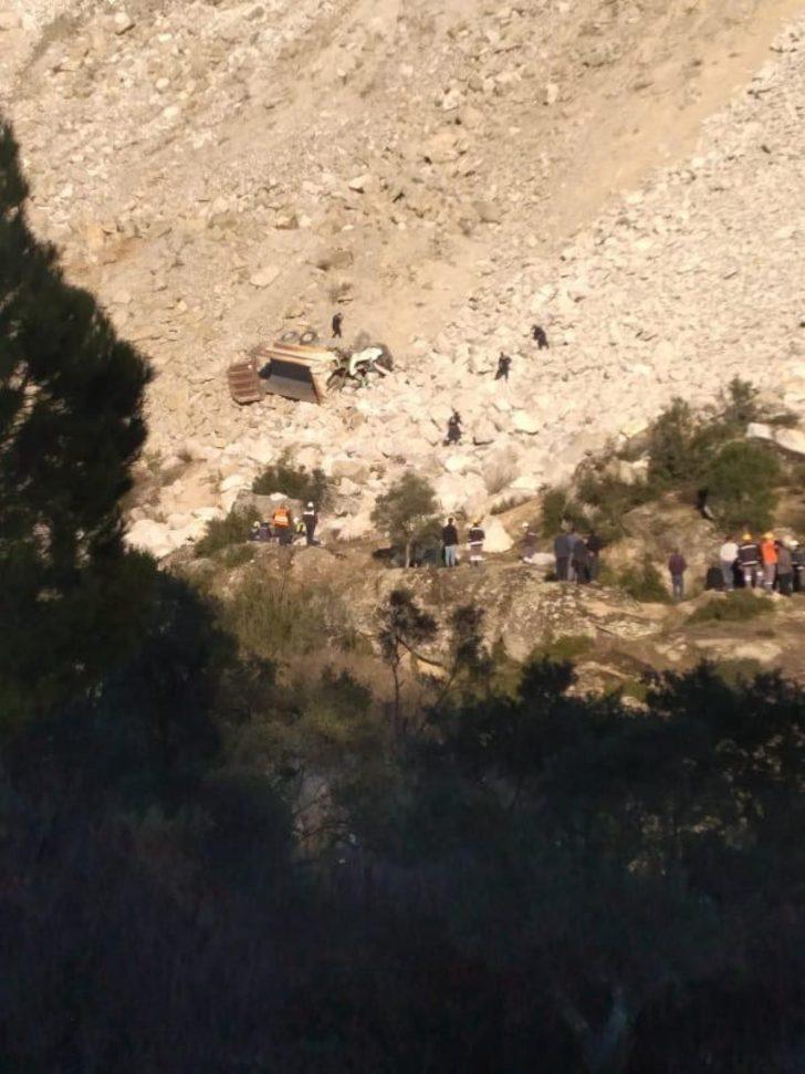 Kontrolden çıkan kamyon uçurumdan yuvarlandı: 1 ölü G5