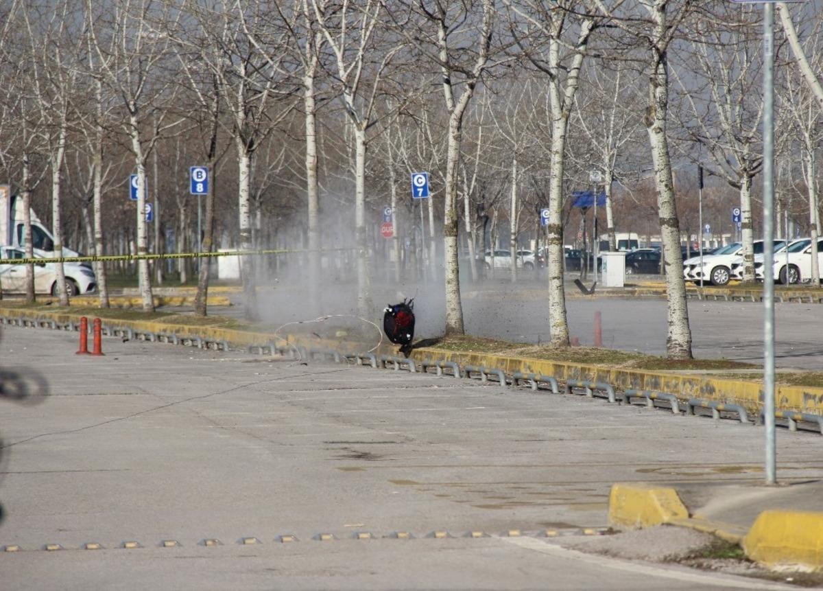 Otoparka bırakılan ş&uuml;pheli &ccedil;anta f&uuml;nye ile patlatıldı