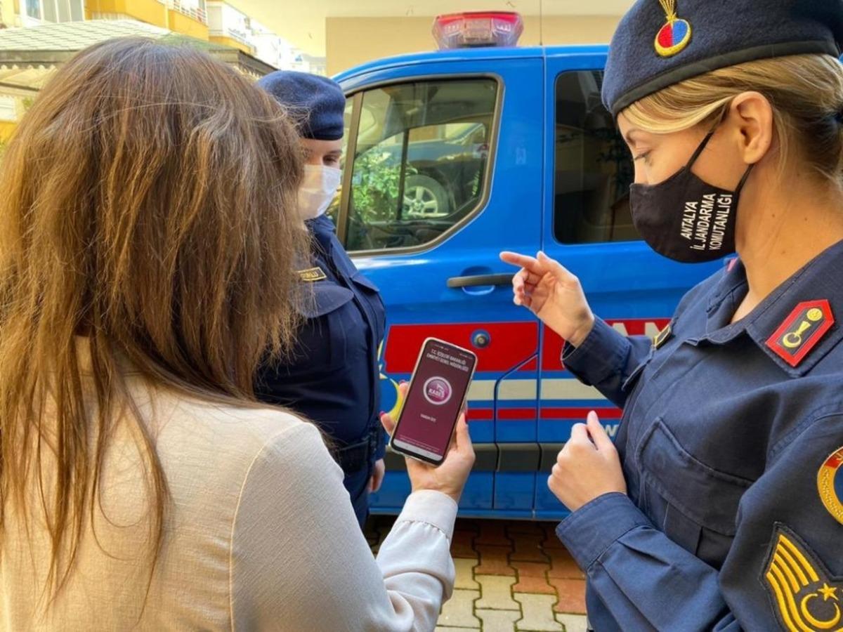 Jandarmadan &ccedil;alışan ve koruma altında bulunan kadınlara anlamlı ziyaret