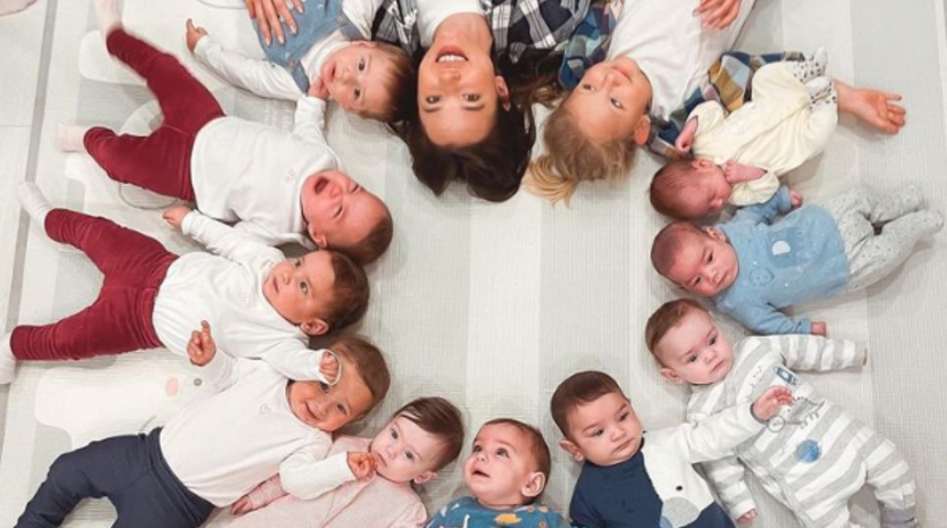 Genç anne kalıplarını alt üst eden Christina Öztürk, 23 yaşında olmasına rağmen 11 çocuk sahibi oldu