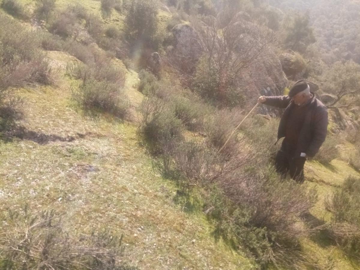 Maden firmasının &ccedil;alışmaları sonucu arazisi g&ouml;&ccedil;en şahıs yetkililerden yardım istedi