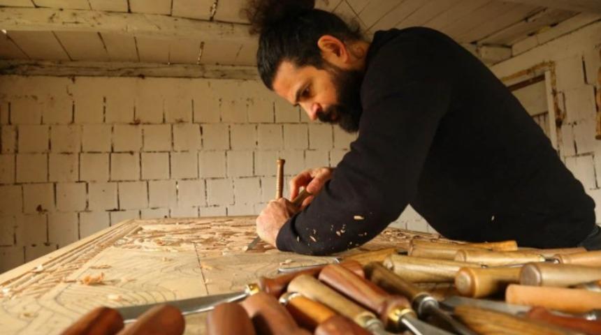 Ahşabı nakış gibi işliyor! 5 yılda geldiği noktayı gören hayran kalıyor