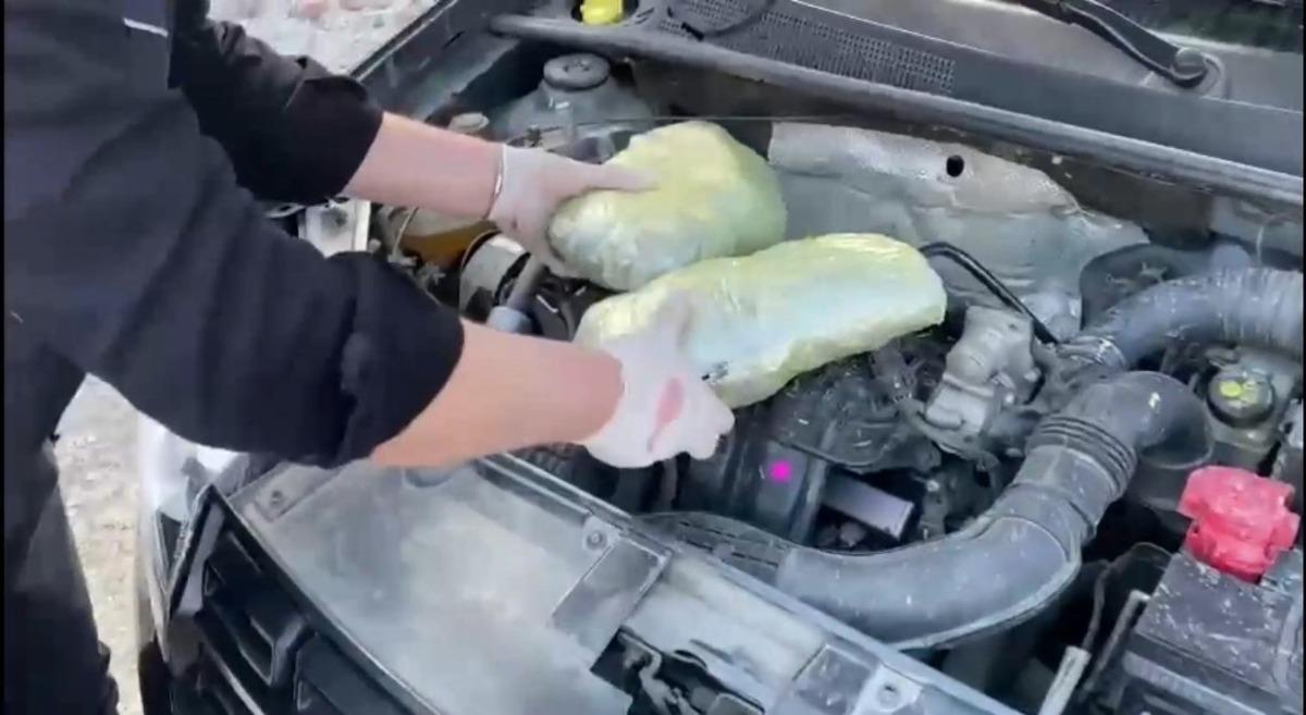 Otomobil kaputunda 1 kilo 300 gram esrar ele ge&ccedil;irildi